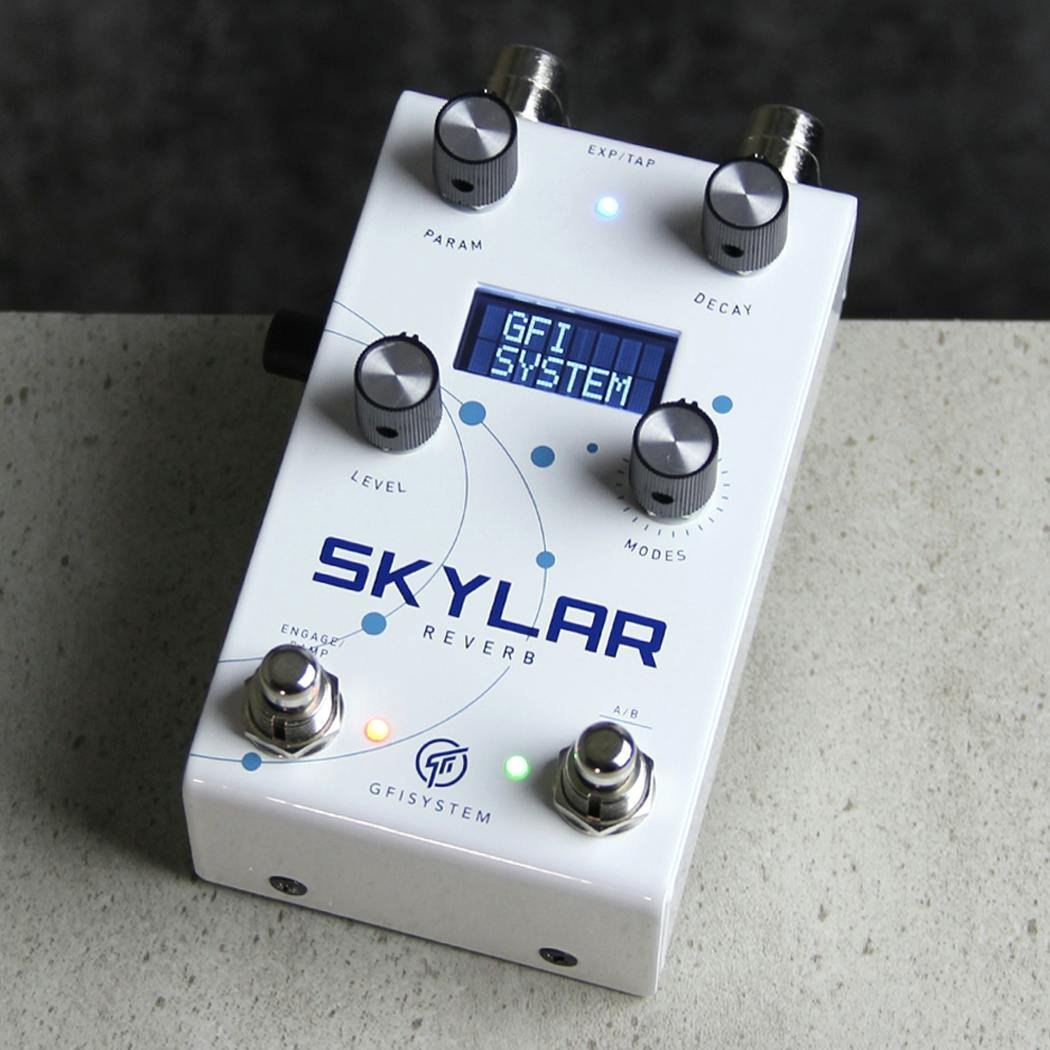 Phơ Reverb GFI System Skylar – đặt trên nền bê tông, màn hình hiển thị chữ GFI SYSTEM