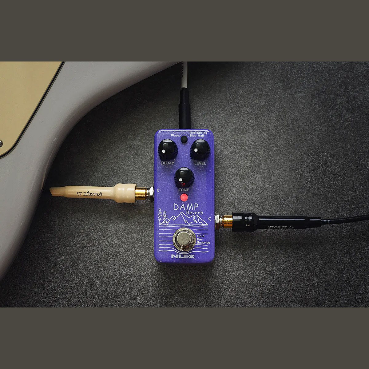 Phơ Reverb NUX Damp Reverb NRV-3 – NUX Damp Reverb NRV-3 đã cắm dây đặt dưới sàn