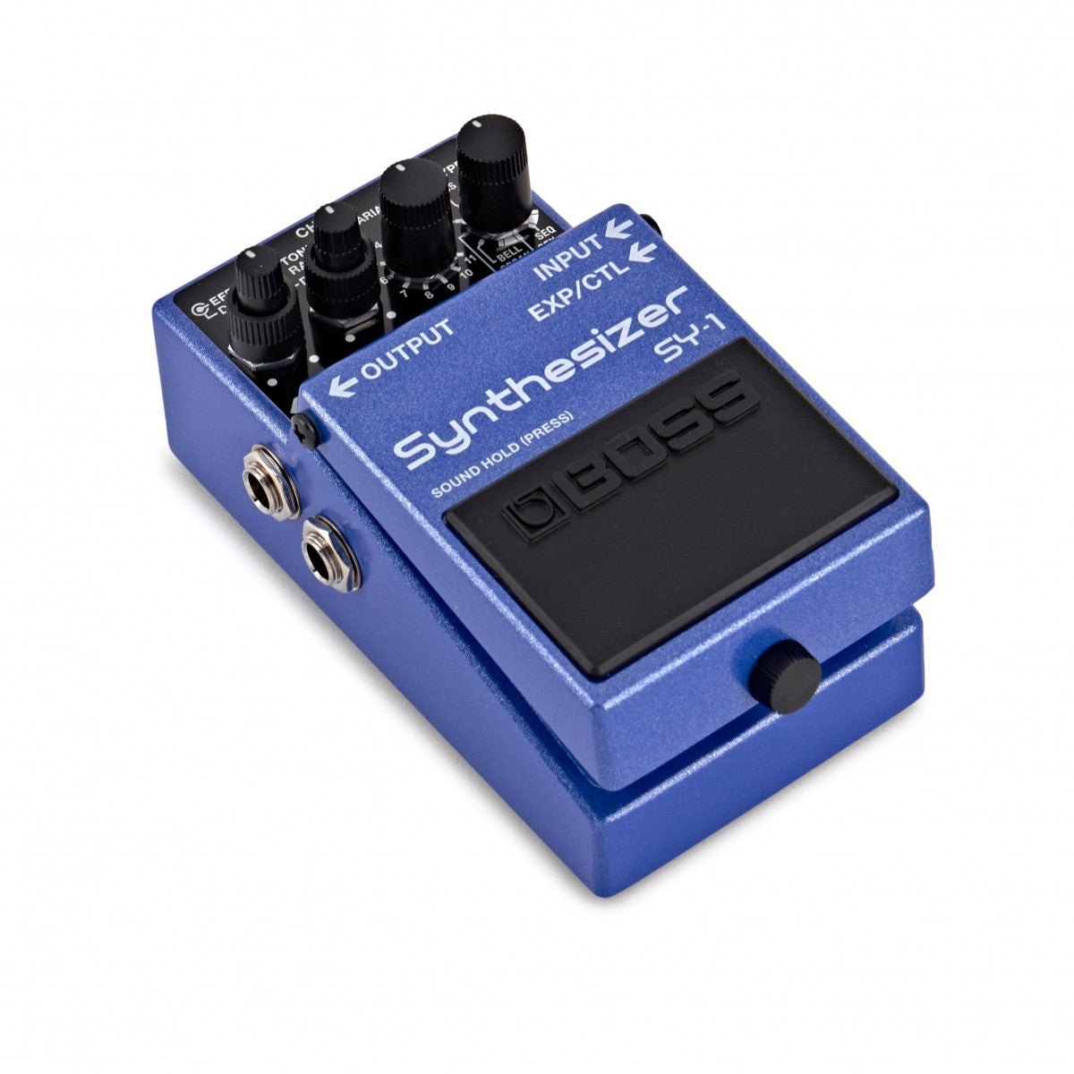 Phơ Synth BOSS SY-1 Synthesizer – góc nghiêng 3/4 bên trái với cổng OUTPUT và cụm 4 núm vặn