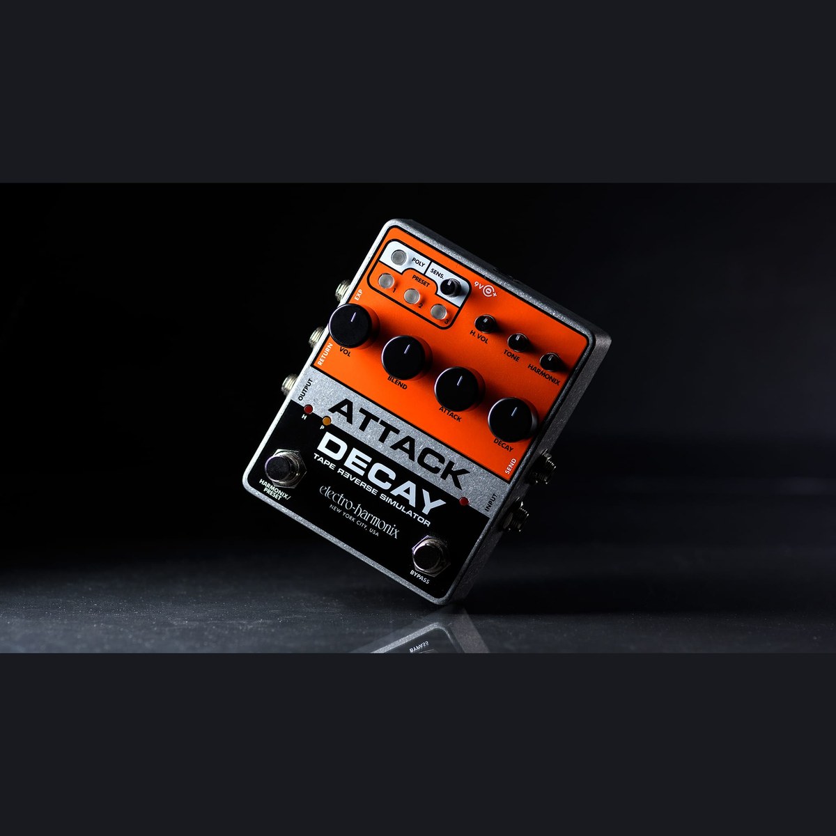 Phơ Synth Electro-Harmonix Attack Decay Tape Reverse Simulator – Attack Decay đặt nghiêng trên nền đen