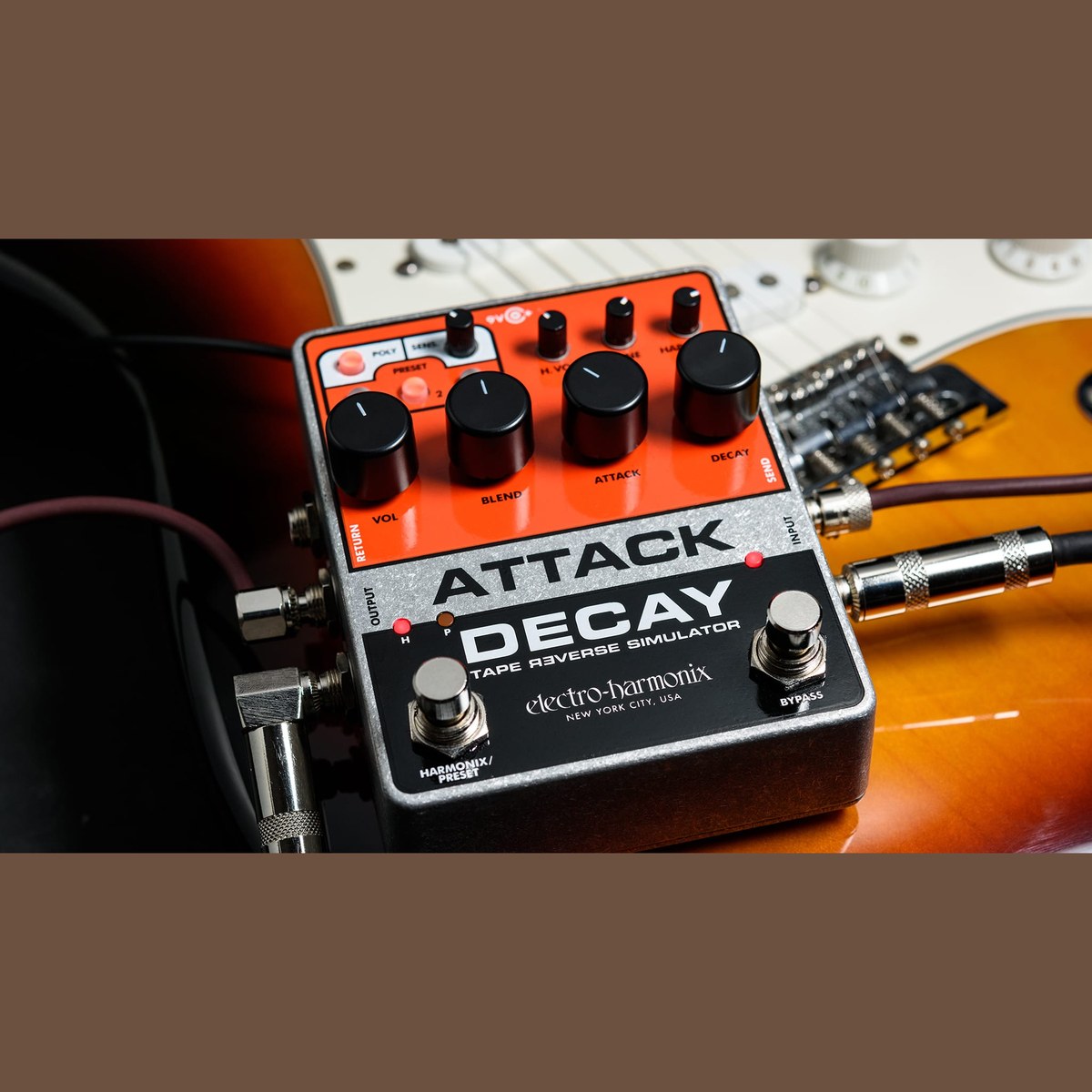 Phơ Synth Electro-Harmonix Attack Decay Tape Reverse Simulator – Attack Decay đặt cạnh cây guitar điện