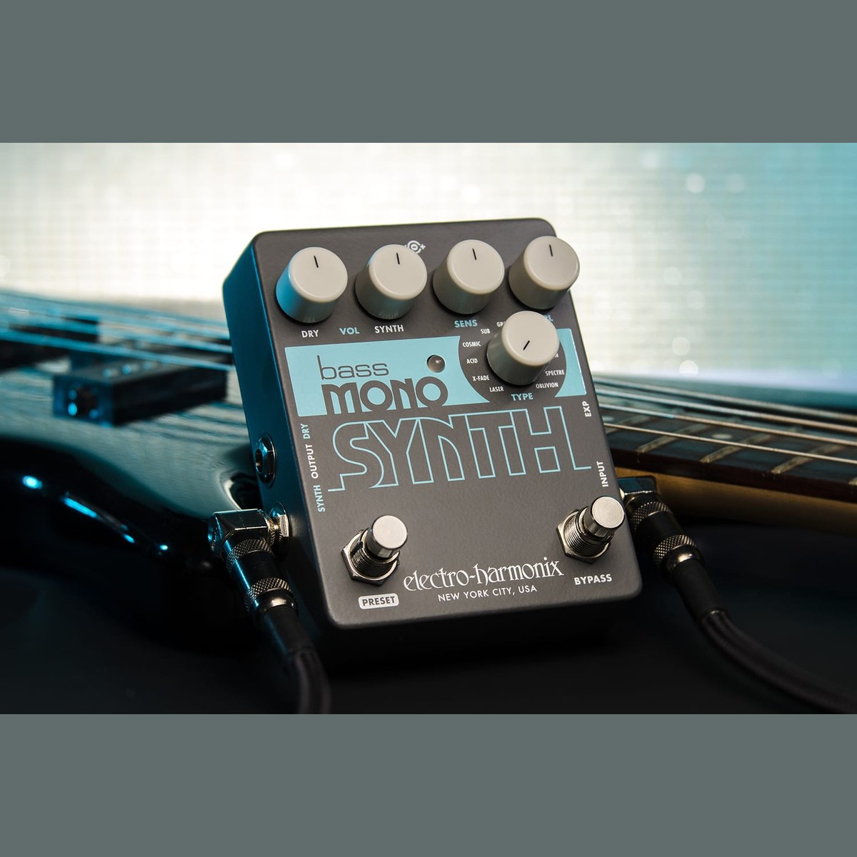 Phơ Synth Electro-Harmonix Bass Mono Synth – Bass Mono Synth đặt cạnh đàn bass