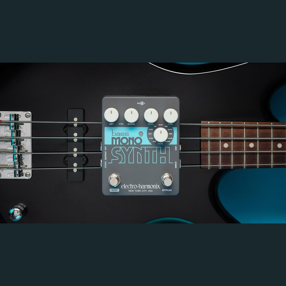 Phơ Synth Electro-Harmonix Bass Mono Synth – Bass Mono Synth nhìn từ trên xuống, đặt trên thân đàn bass