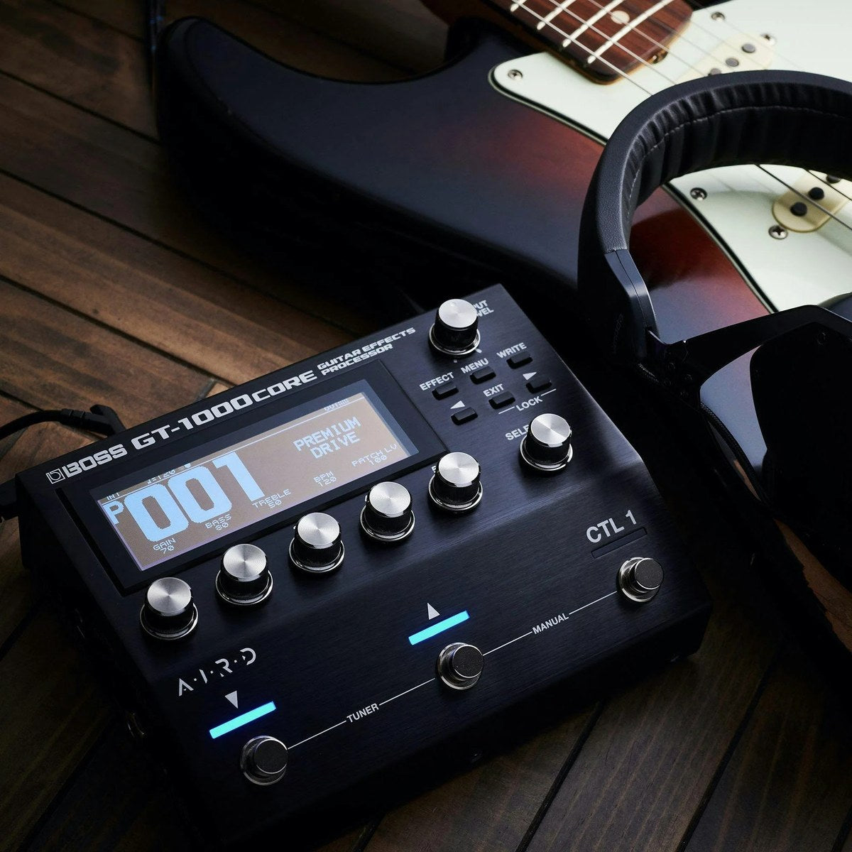 BOSS GT-1000CORE cạnh cây guitar điện và tai nghe, ảnh chính hãng