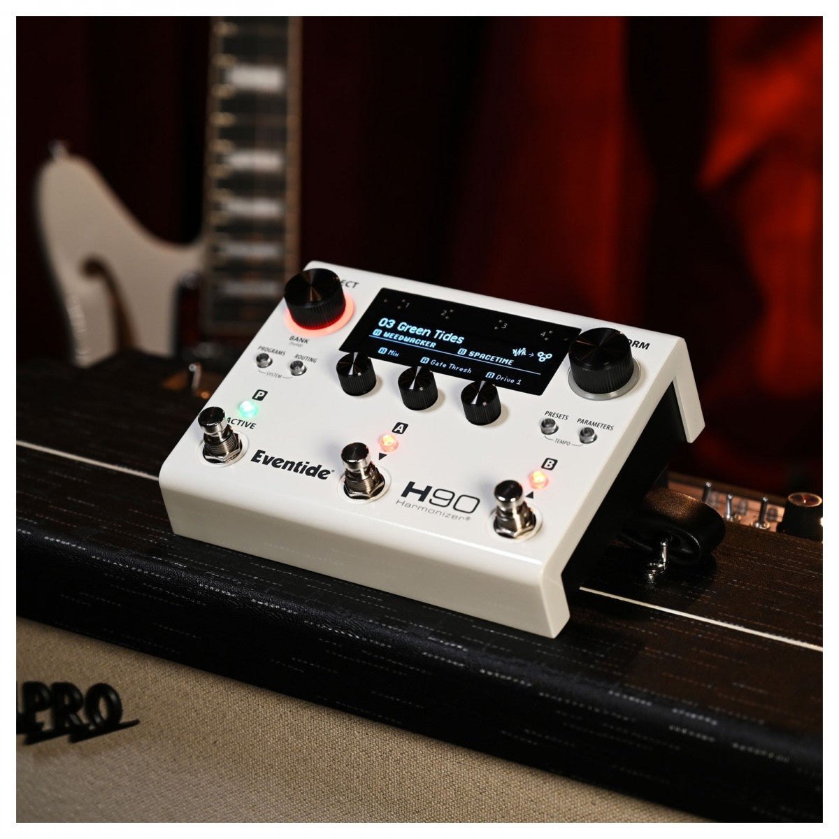 Phơ Tổng Eventide H90 Harmonizer – đặt trên amply, màn hình hiển thị preset Green Tides