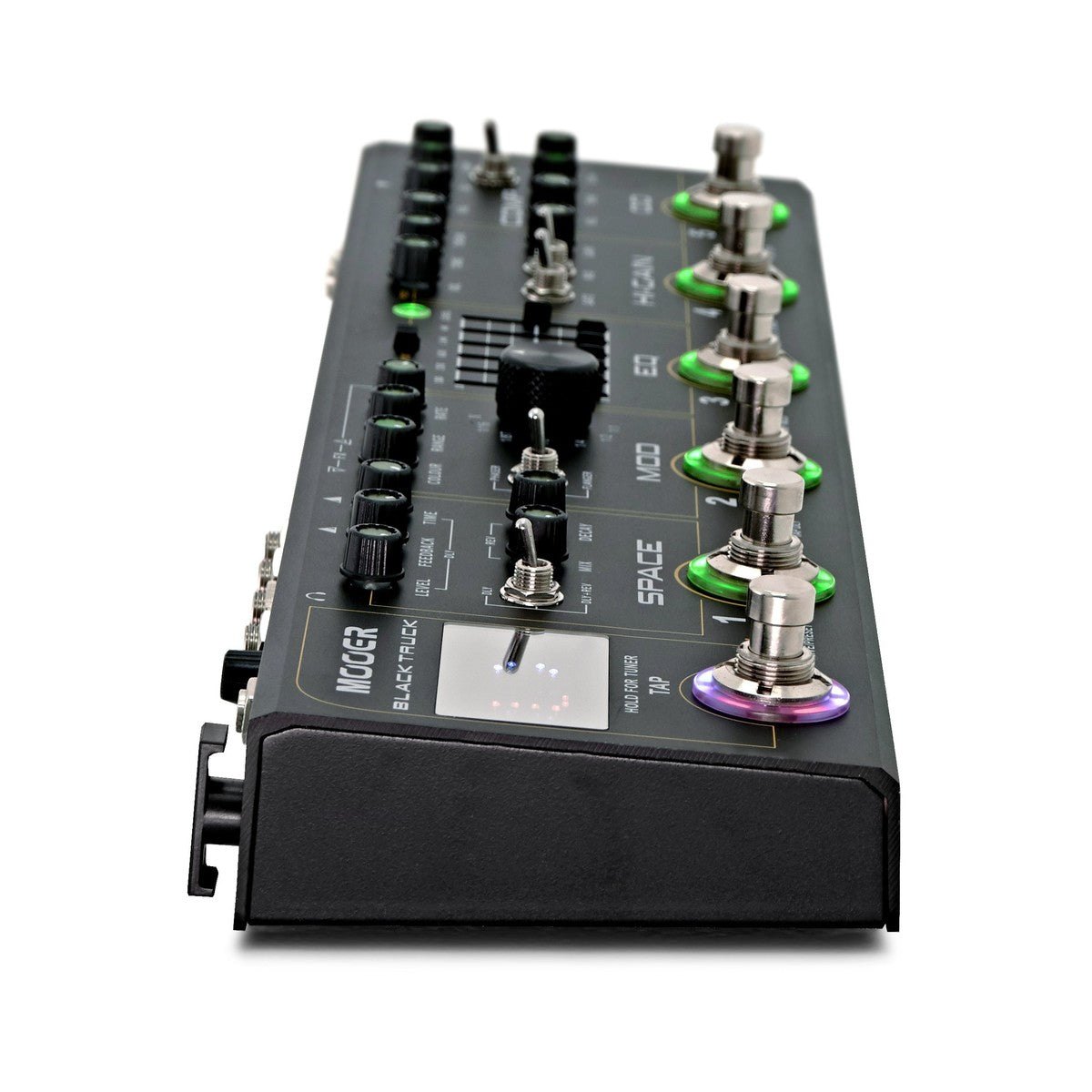 Phơ Tổng Mooer Black Truck – nhìn từ đầu trái, màn hình tuner và hàng footswitch