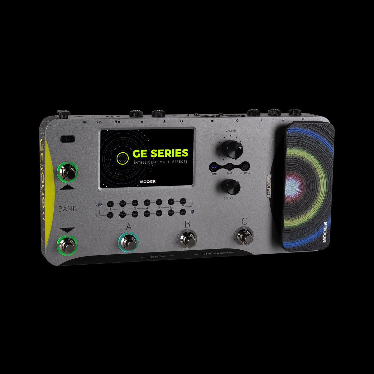Phơ Tổng Mooer GE1000 Li – mặt trên với màn hình cảm ứng 5 inch và pedal expression in họa tiết thiên hà