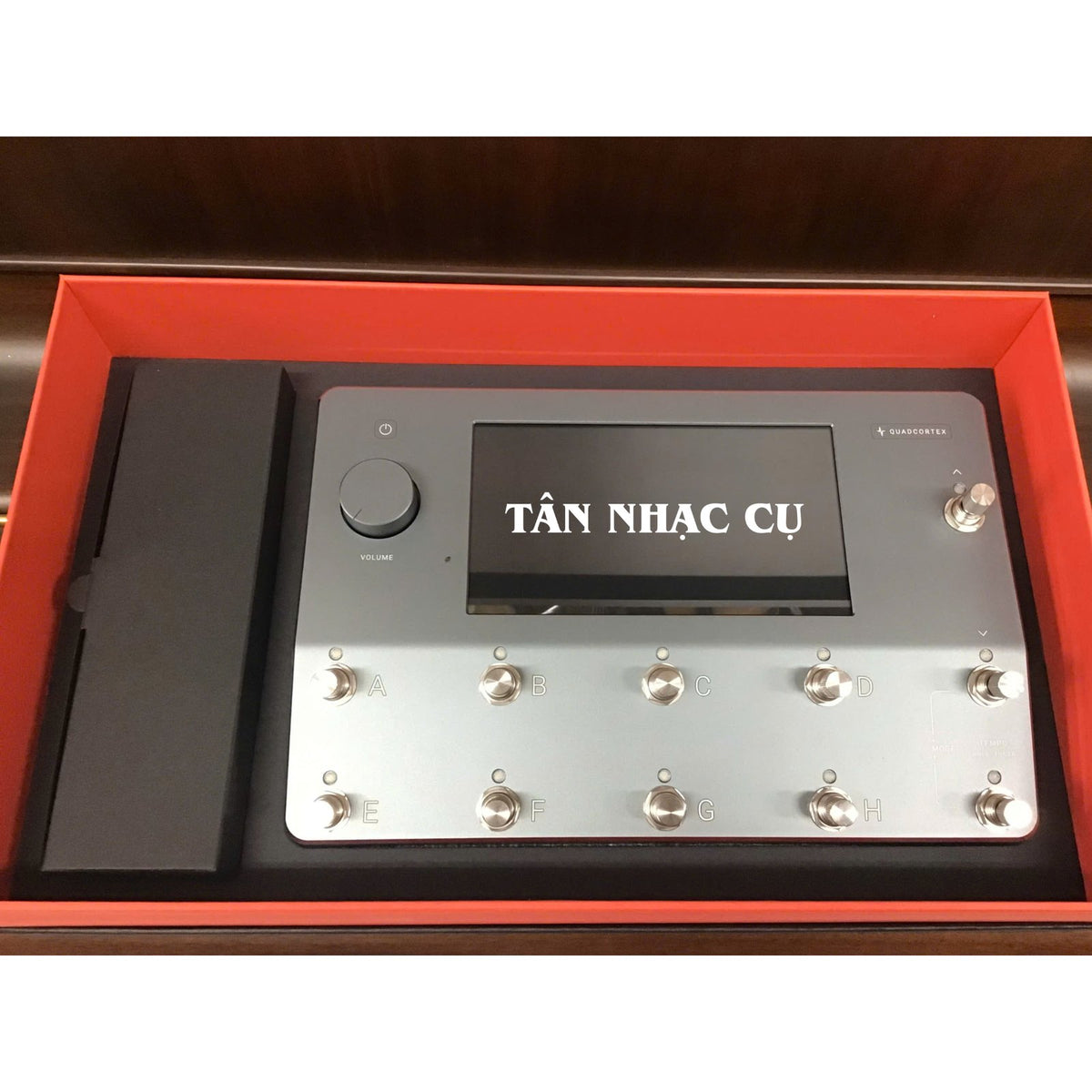 Phơ Tổng Neural DSP Quad Cortex – máy thật nằm trong hộp khi mở tại cửa hàng