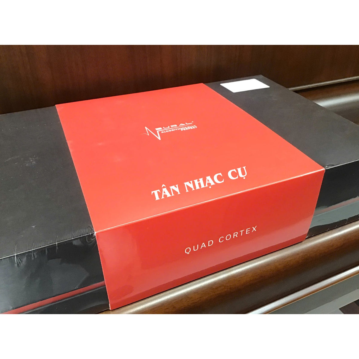 Phơ Tổng Neural DSP Quad Cortex – hộp còn nguyên seal, bìa đỏ in chữ QUAD CORTEX