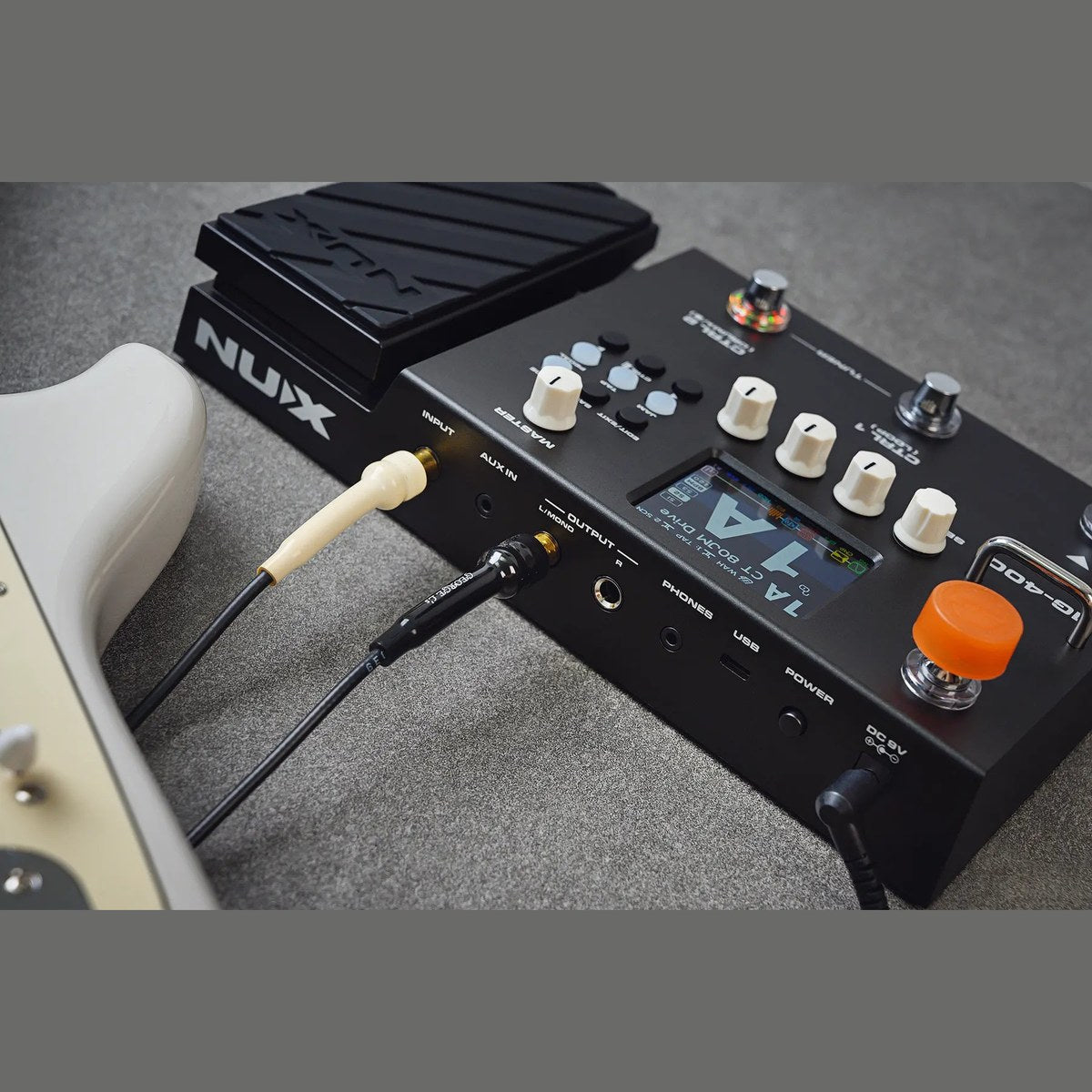 Phơ Tổng NUX MG-400 – Góc nghiêng MG-400 thấy pedal expression và các cổng phía sau