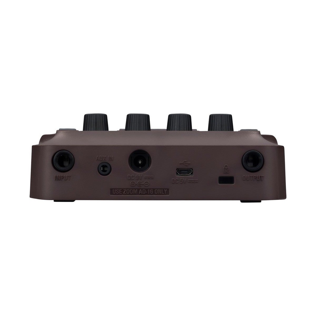 Phơ Tổng Zoom A1 FOUR – mặt sau với cổng INPUT, AUX IN, DC 9V, USB và OUTPUT