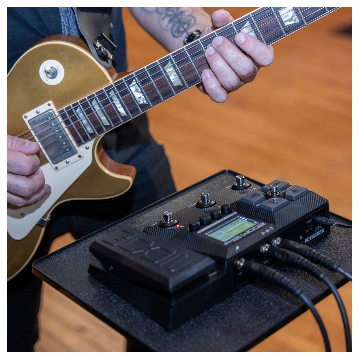 Phơ Tổng Zoom G2X FOUR – đặt trên giá trong lúc nghệ sĩ chơi guitar điện