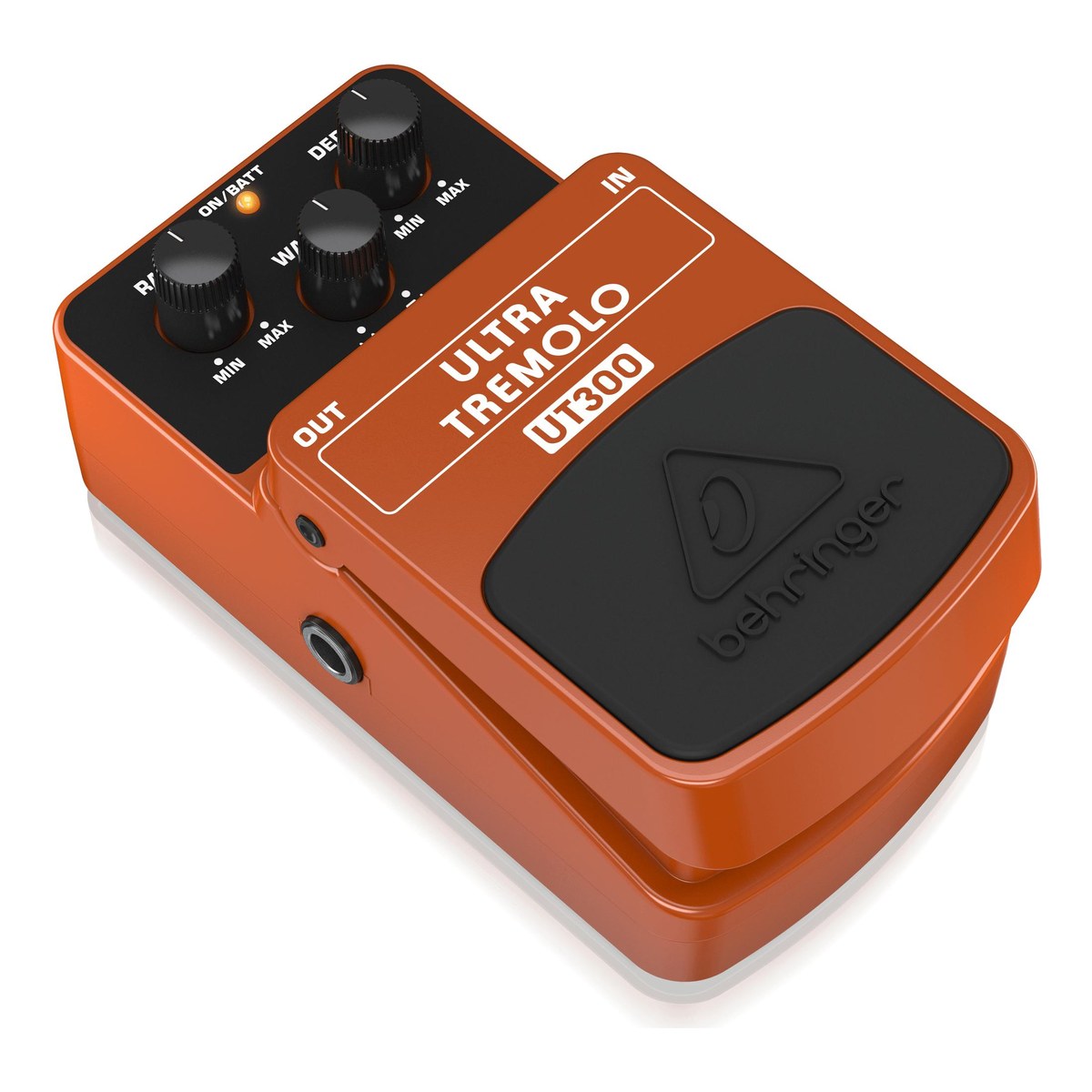 Behringer UT300 Ultra Tremolo nghiêng trái, thấy cạnh jack OUT