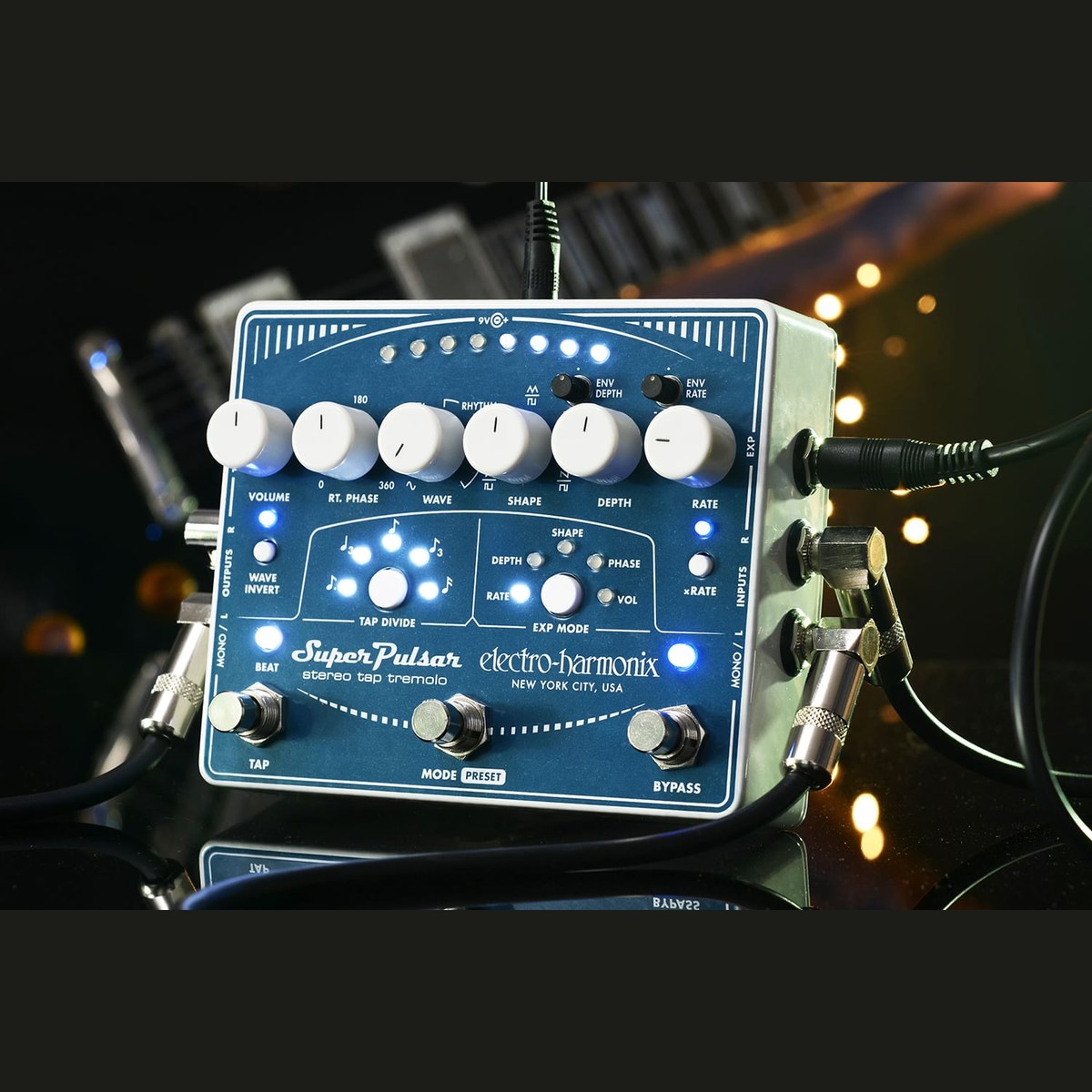 Phơ Tremolo Electro-Harmonix Super Pulsar Stereo Tap Tremolo – Super Pulsar trên pedalboard, đèn dạng sóng và đèn trạng thái đang sáng