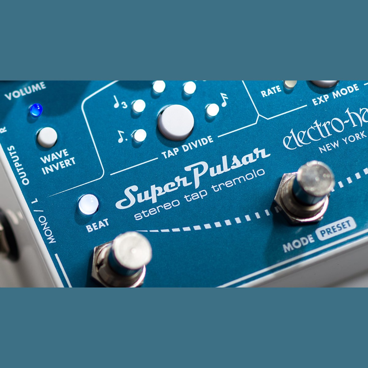 Phơ Tremolo Electro-Harmonix Super Pulsar Stereo Tap Tremolo – Cận cảnh logo Super Pulsar stereo tap tremolo và footswitch MODE