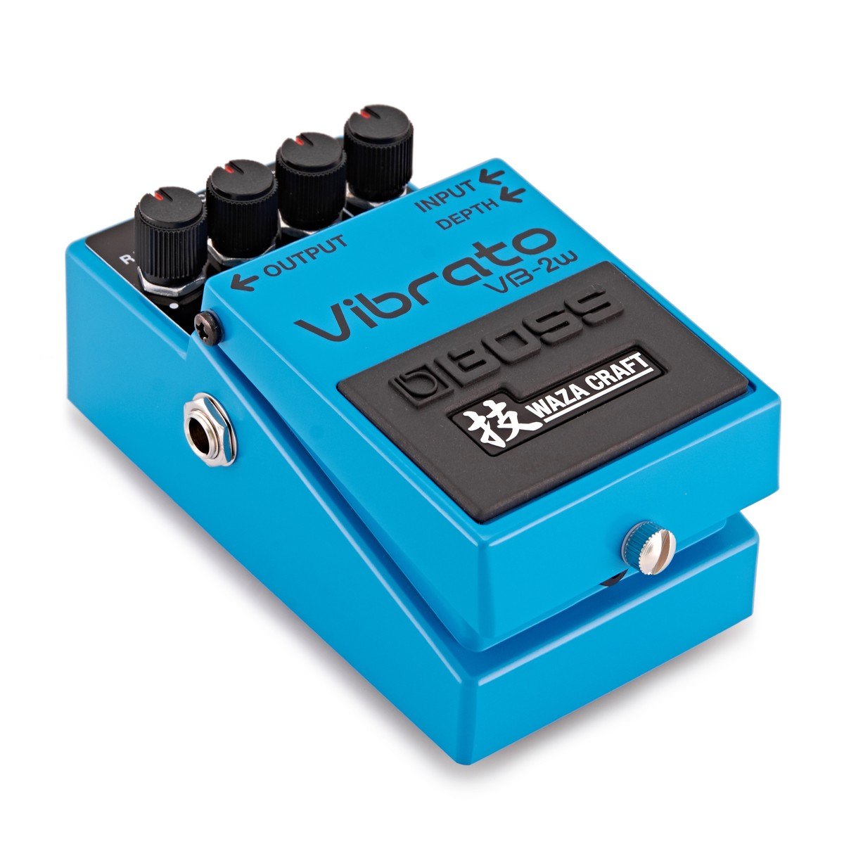 Phơ Vibrato BOSS VB-2W Waza Craft Vibrato – góc nghiêng trái, thấy cổng OUTPUT và logo WAZA CRAFT