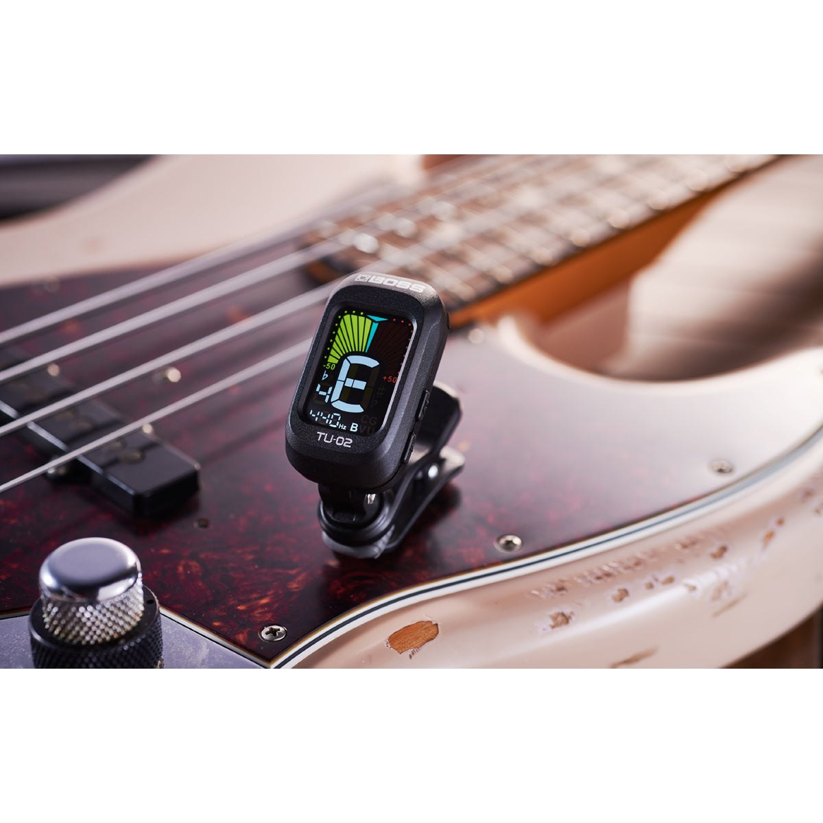 Tuner Kẹp BOSS TU-02 Clip-On Tuner – đặt trên thân đàn bass cạnh dây, màn hình hiển thị nốt E