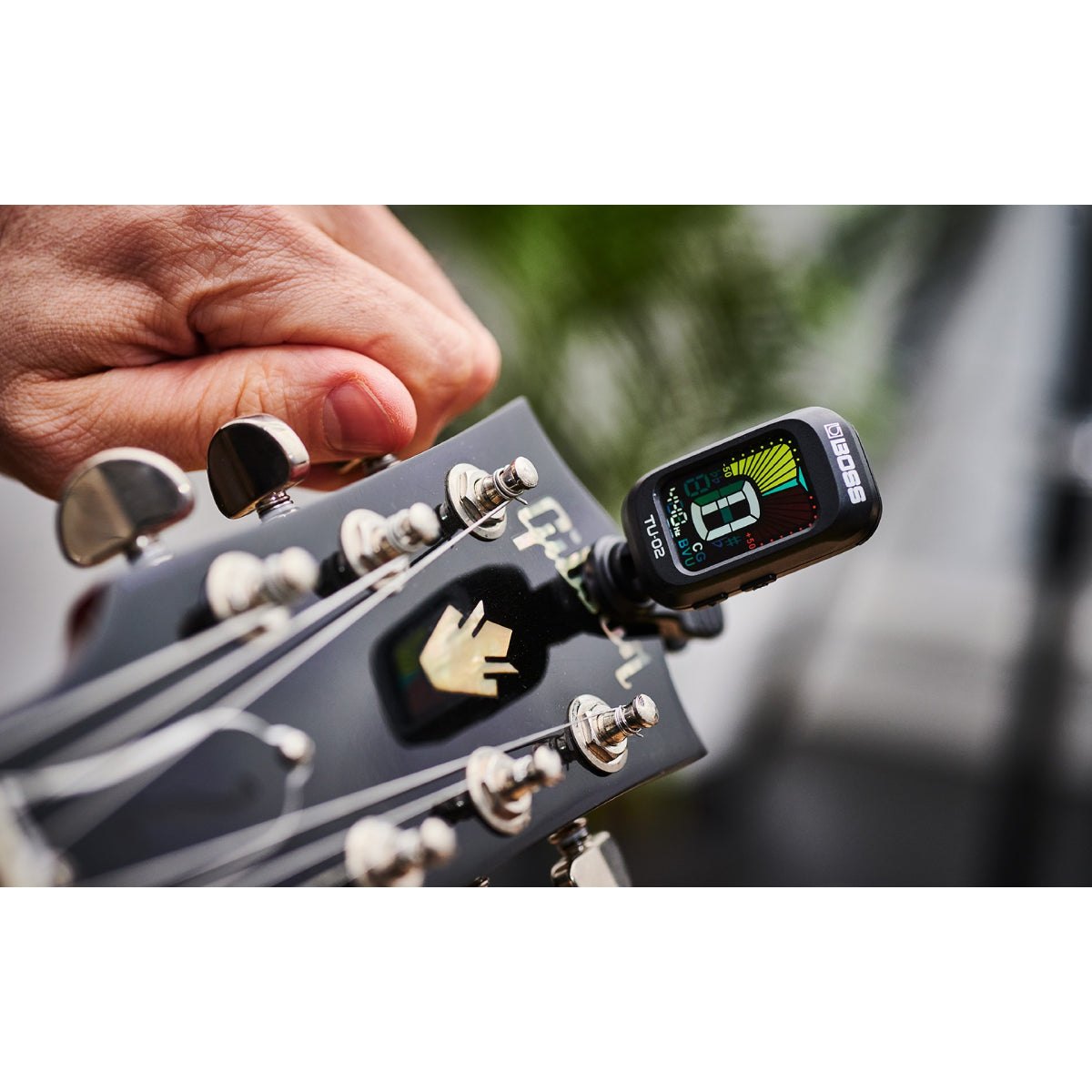 Tuner Kẹp BOSS TU-02 Clip-On Tuner – kẹp trên đầu cần đàn guitar trong lúc vặn khóa lên dây