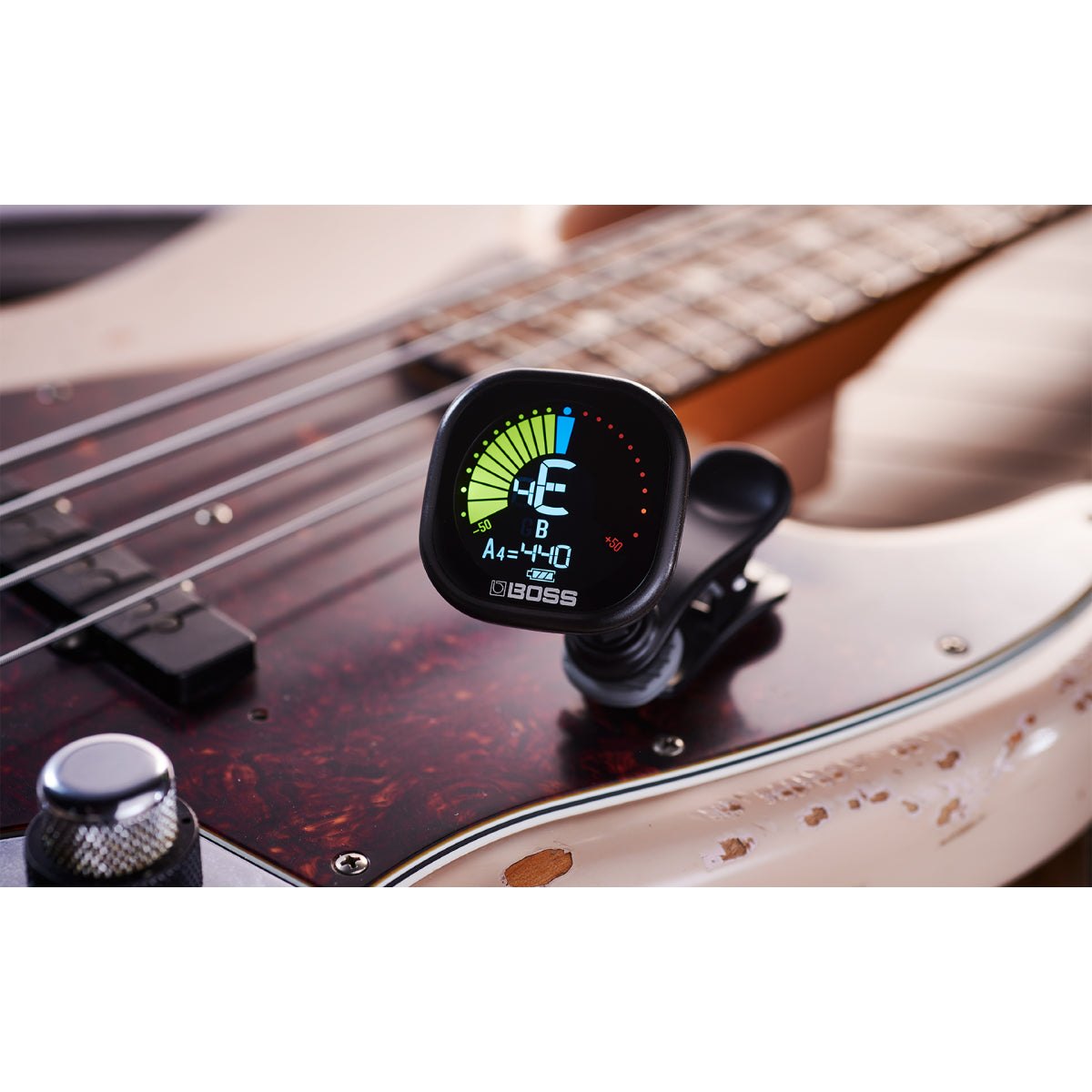 Tuner Kẹp Sạc Pin BOSS TU-05 Clip-On Tuner – đặt trên thân đàn bass, màn hình màu báo nốt E chuẩn